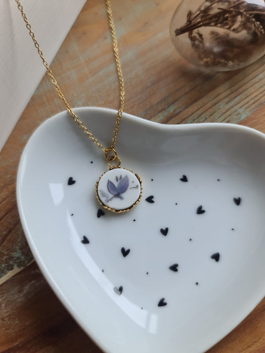 Collier rond couronne en acier inoxydable doré - décoré avec un morceau de vaisselle surcyclé - Feuillage bleu gris