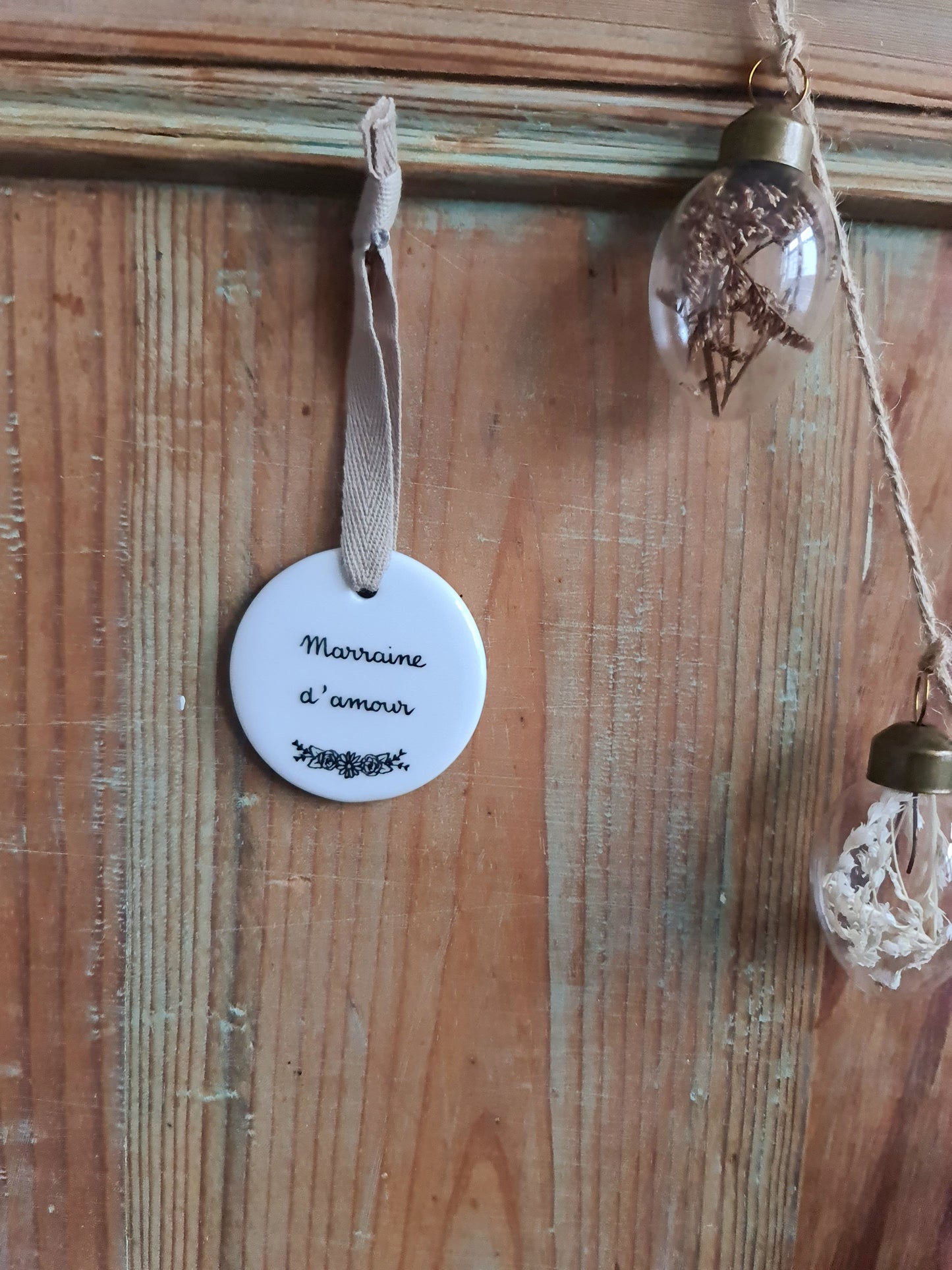 Médaillon rond en porcelaine - décor Marraine d'amour peint à la main