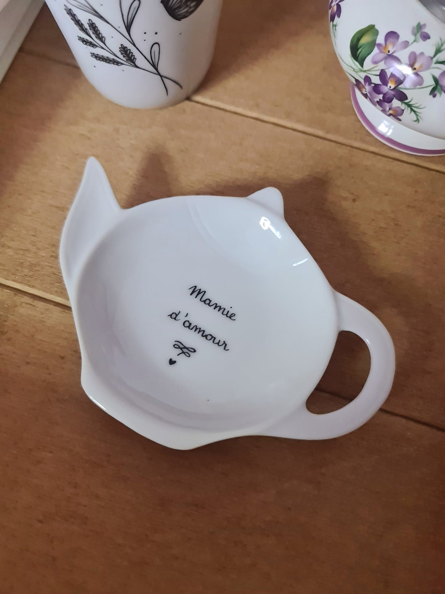 Repose sachet de thé en porcelaine - décor Arabesque "Mamie d'amour" peint à la main