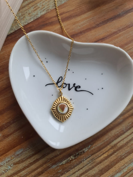 Collier losange en acier inoxydable doré - décoré avec un morceau de vaisselle surcyclé - Fleur marron