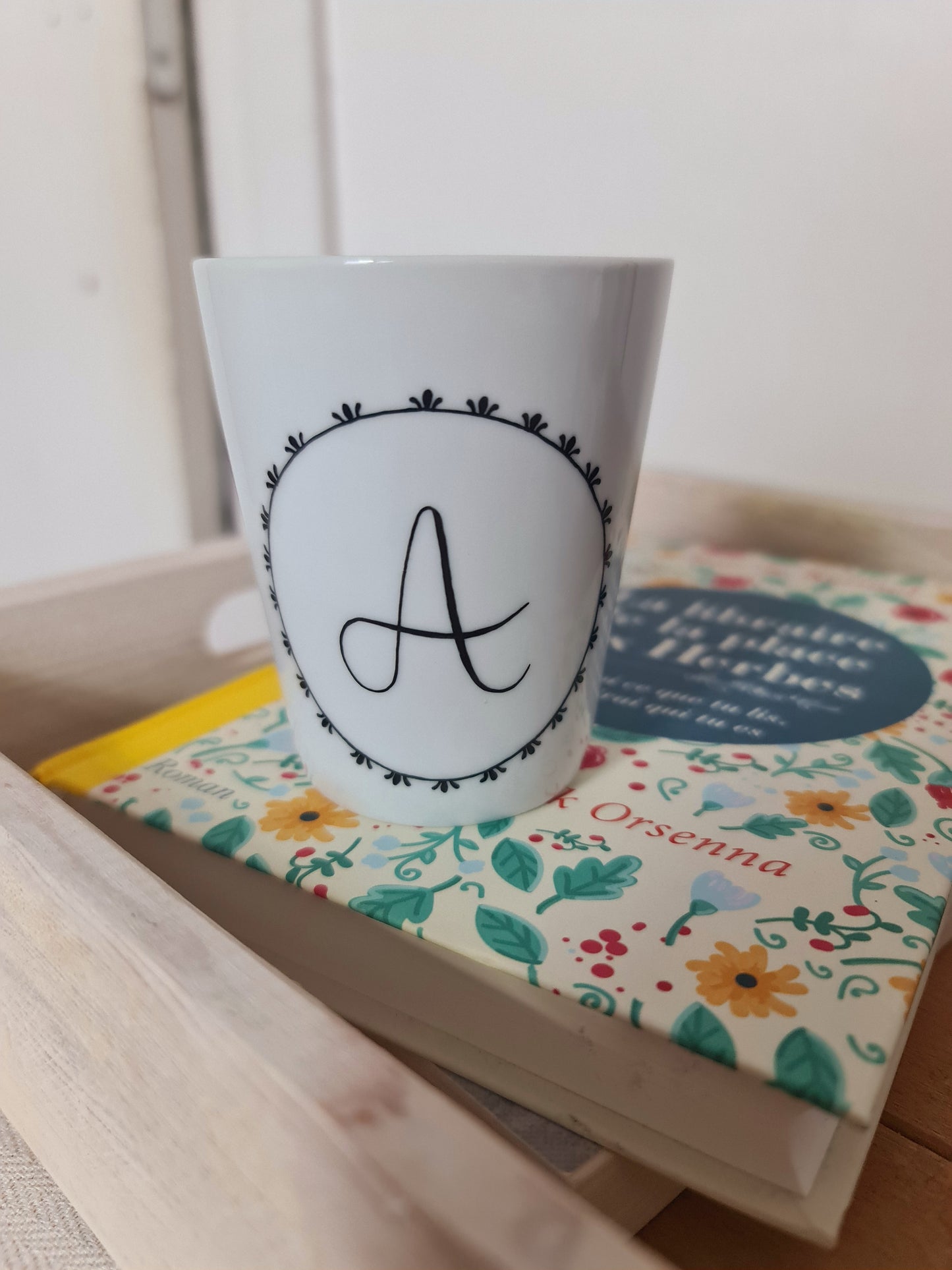 Gobelet en porcelaine - décor Couronne Initiale "A" peint à la main