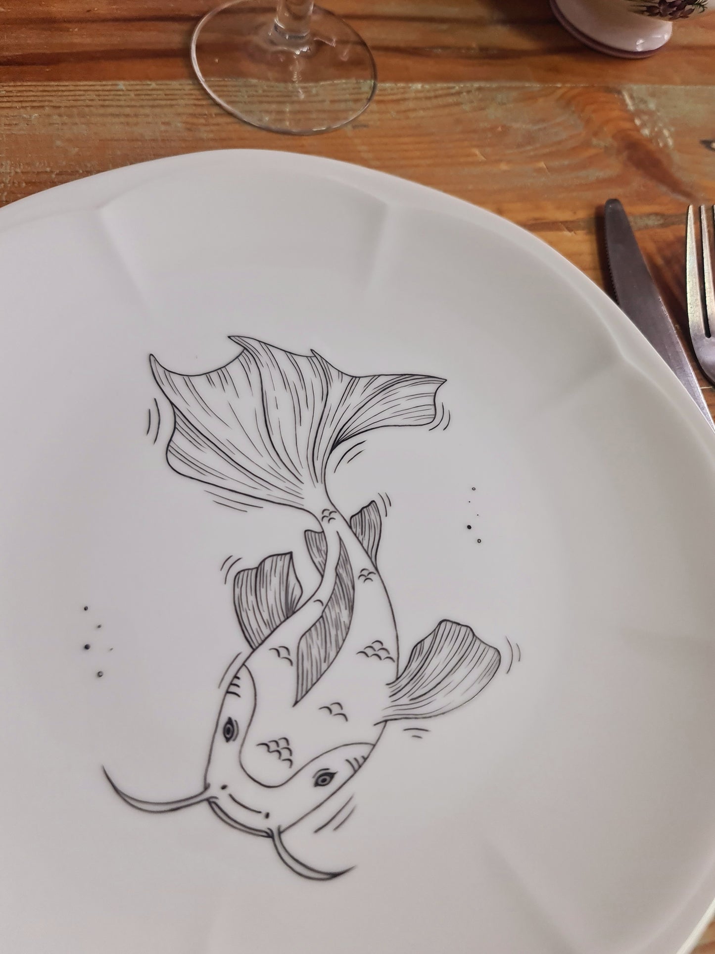 Assiette en porcelaine - décor Poisson chat peint à la main