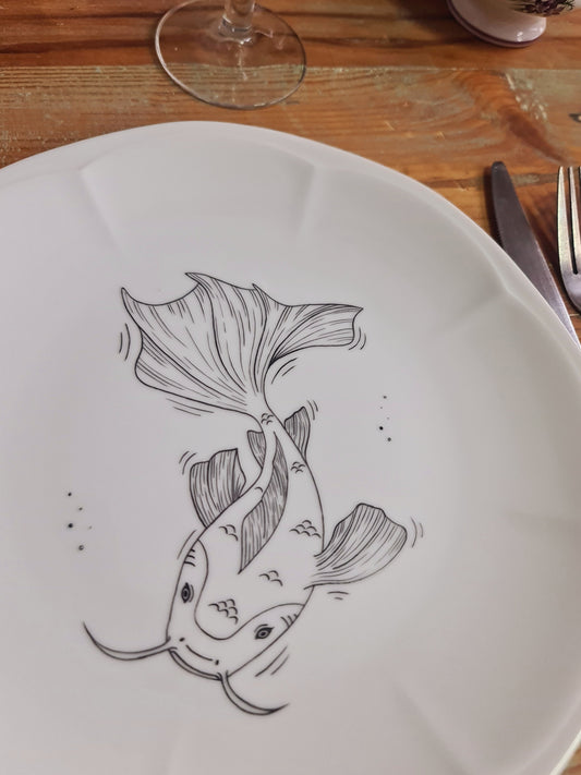 Assiette en porcelaine - décor Poisson chat peint à la main
