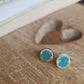Boucles d'oreilles puce en laiton doré à l'or fin - décorées avec un morceau de vaisselle surcyclé - Fond turquoise