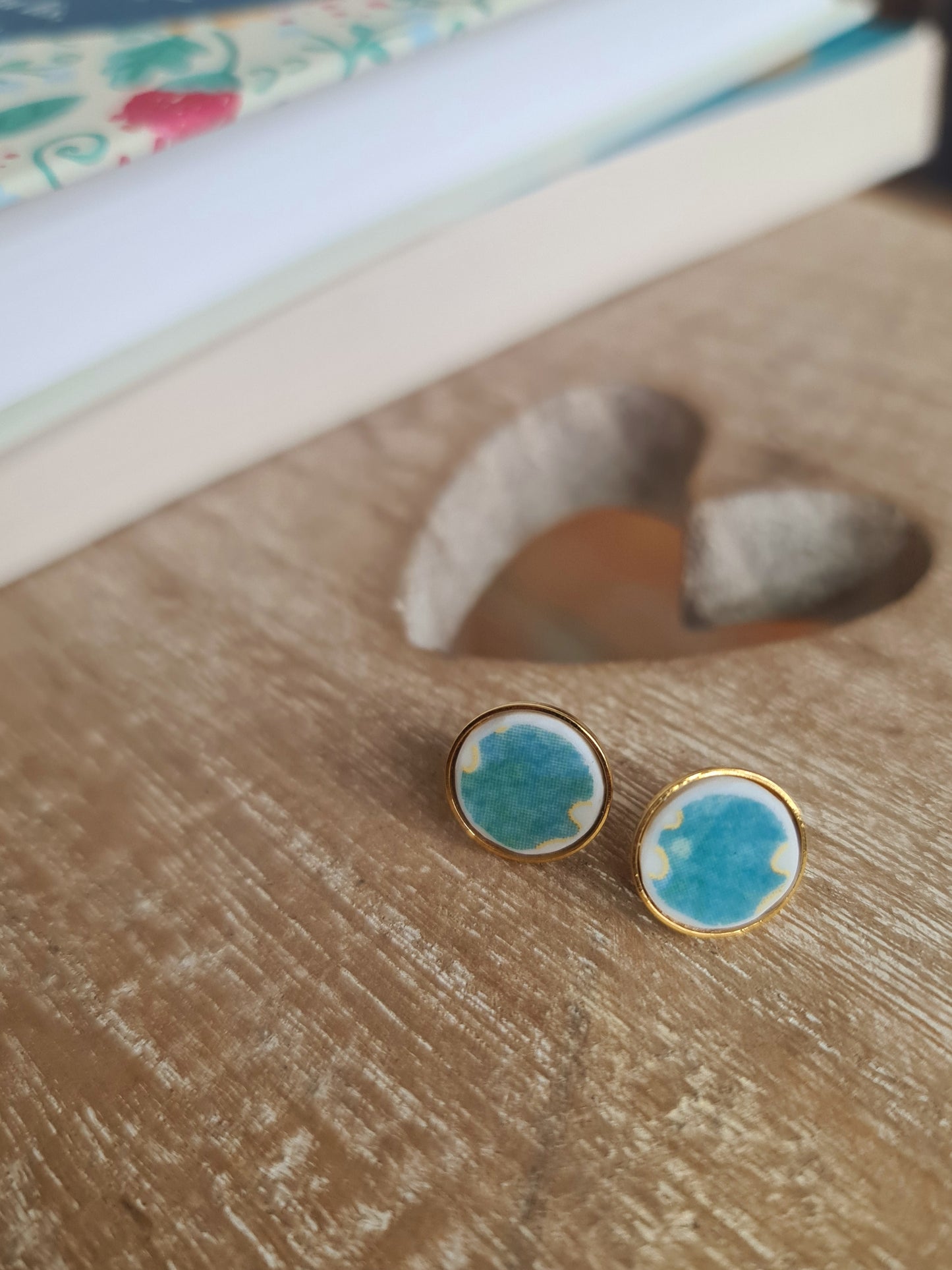 Boucles d'oreilles puce en laiton doré à l'or fin - décorées avec un morceau de vaisselle surcyclé - Fond turquoise