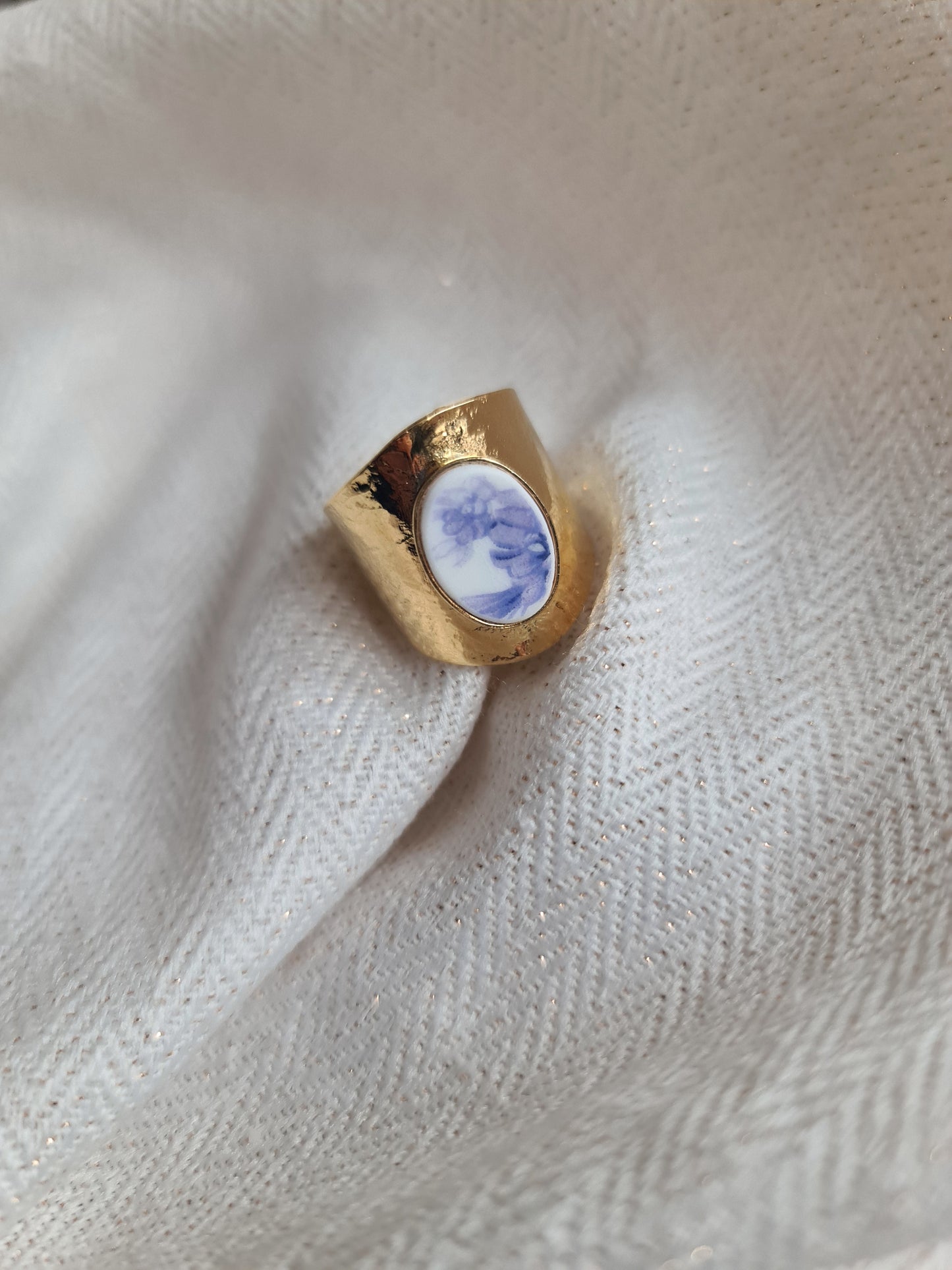 Bague martelée en Laiton Doré à l'Or Fin - décorée à partir de vaisselle - Fleurs bleues claires