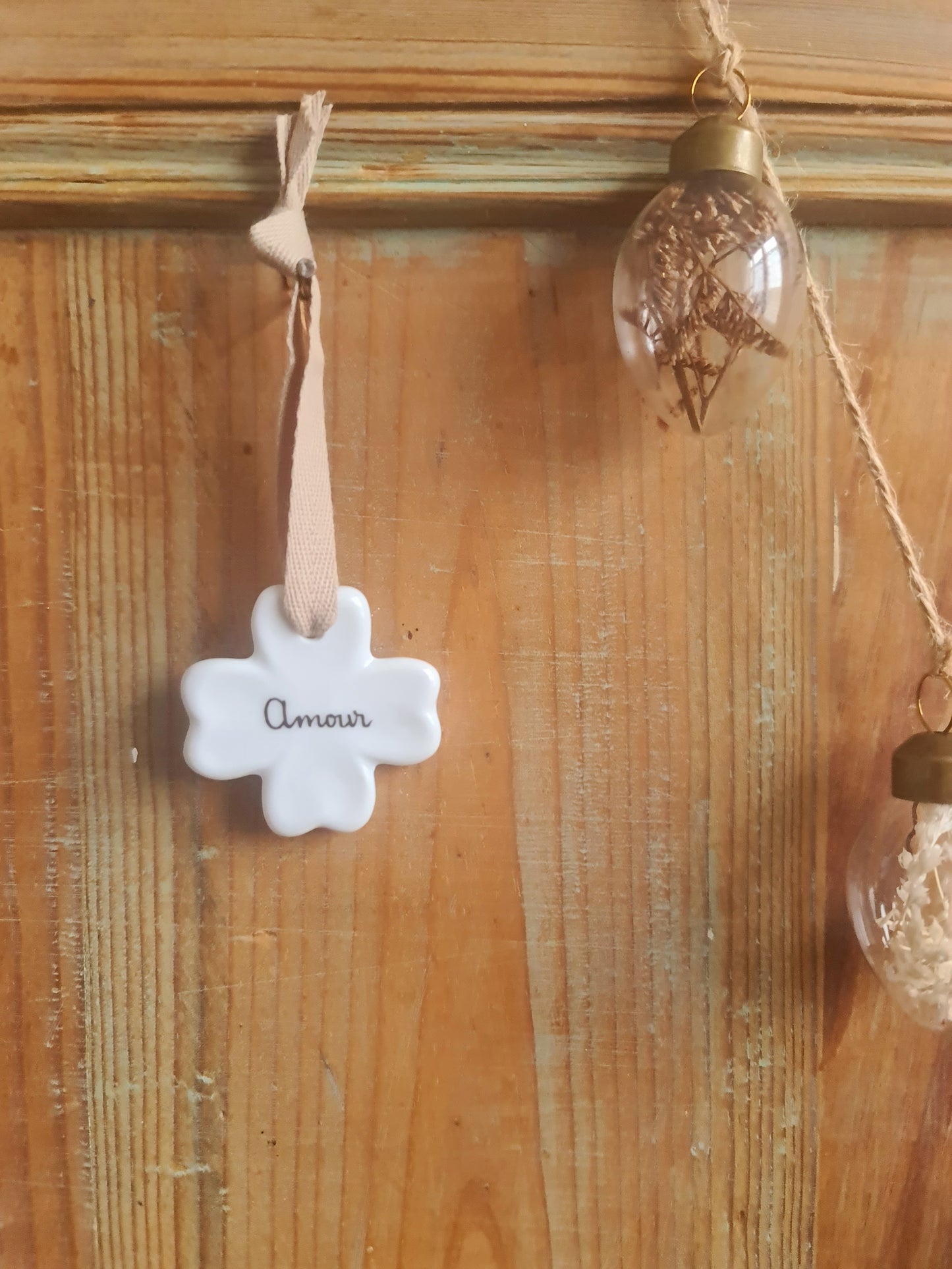Médaillon trèfle en porcelaine - décor Mot Amour peint à la main