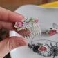 Peigne en Laiton Placage Argent Fin - décoré à partir de vaisselle - Forme fleurs - Fleurs bleues et roses