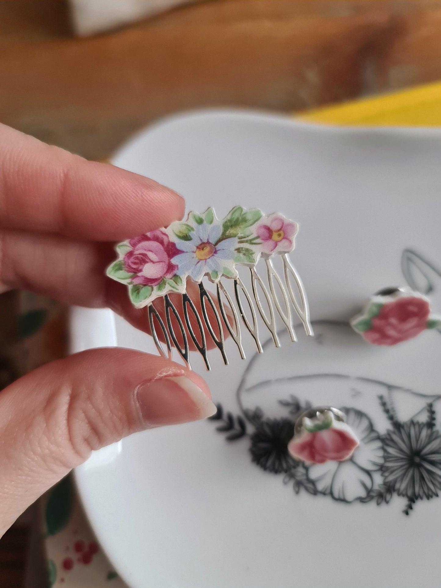 Peigne en Laiton Placage Argent Fin - décoré à partir de vaisselle - Forme fleurs - Fleurs bleues et roses