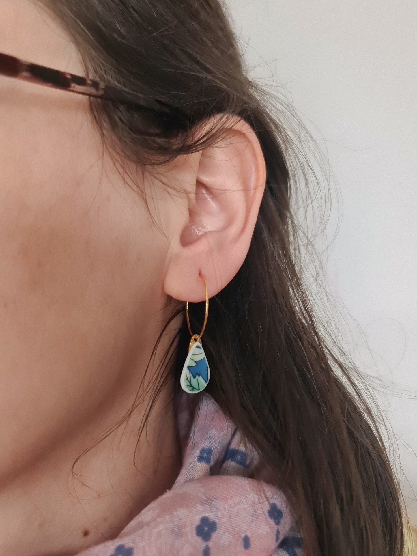 Boucles d'oreilles créoles en acier inoxydable doré - décorées avec un morceau de vaisselle surcyclé - Forme goutte - Feuillage