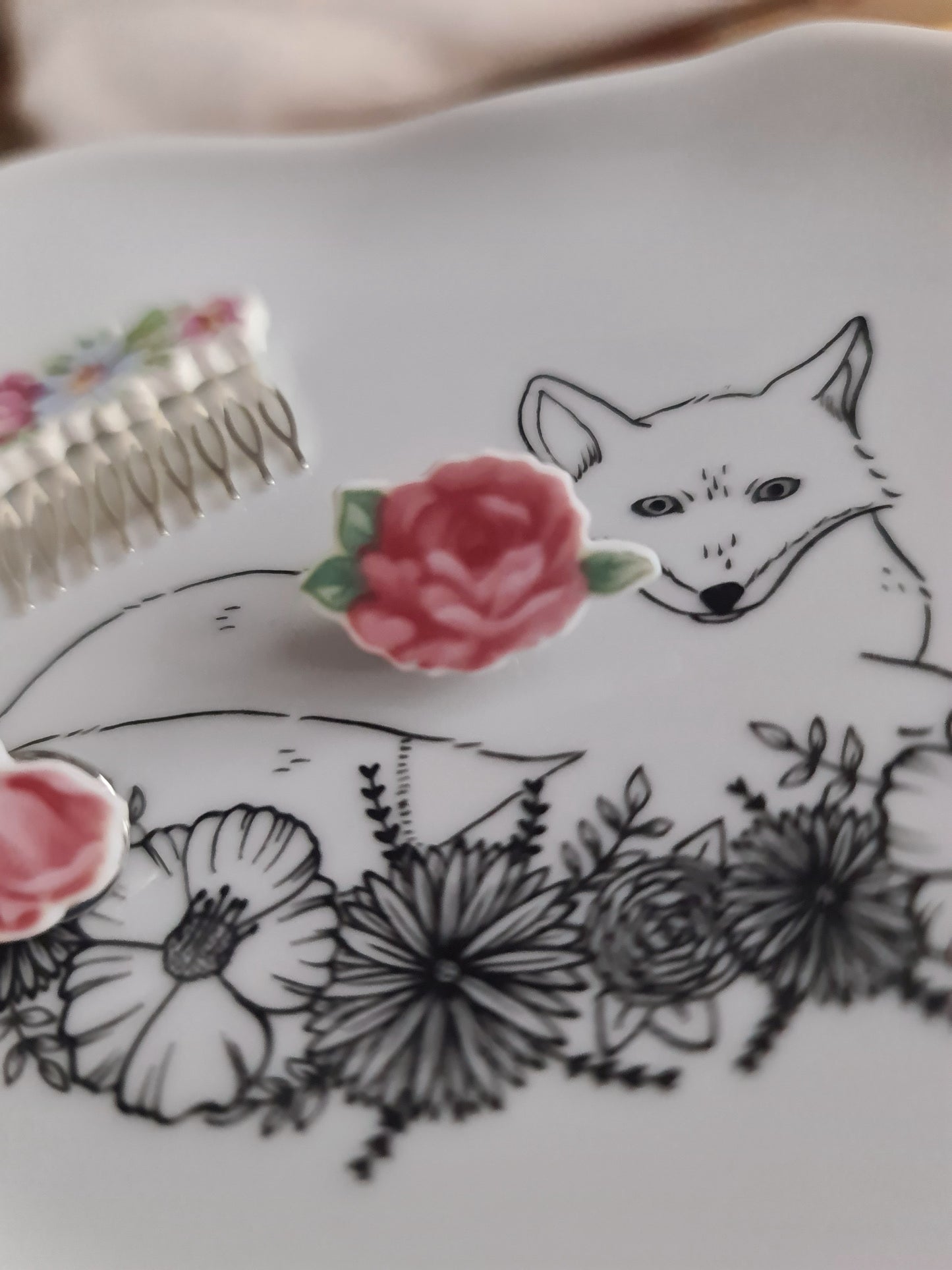 Pin's en Fer rhodié - décoré à partir de vaisselle - Forme fleur - Grande rose