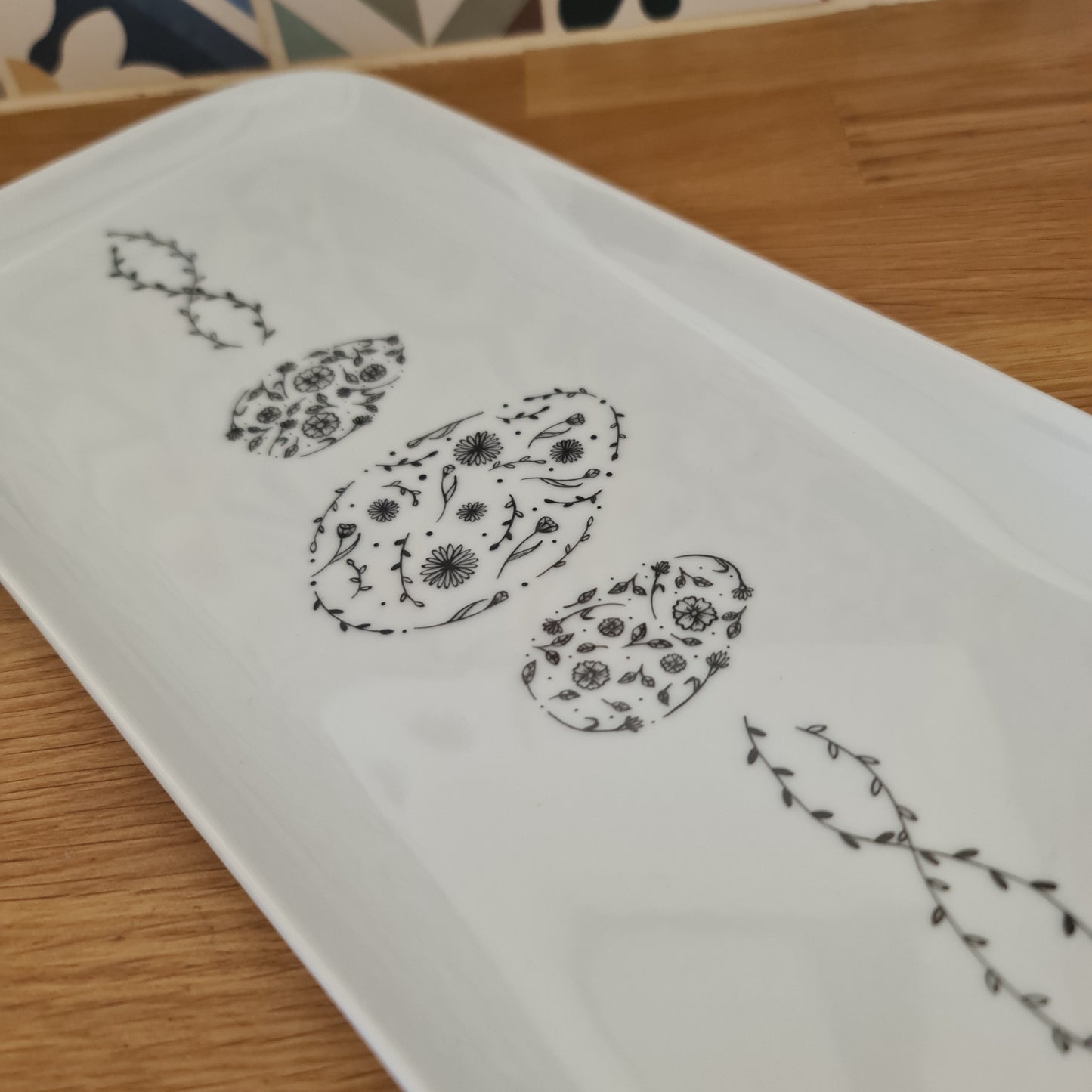 Plat cake en porcelaine - décor œufs fleuris peints à la main