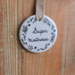 Médaillon rond en porcelaine - décor Super Maîtresse peint à la main