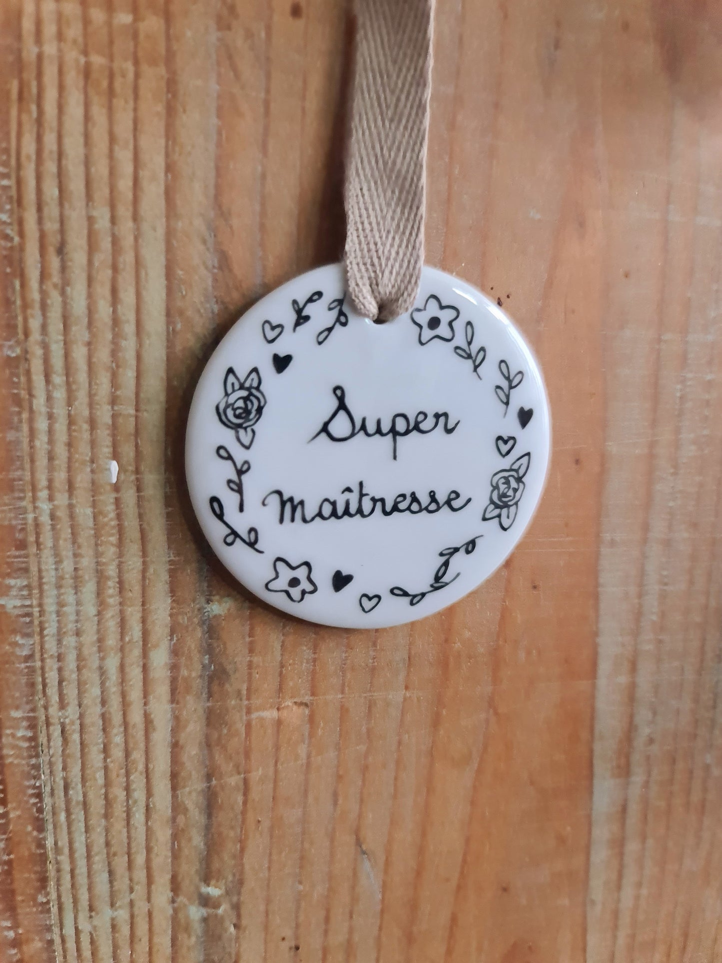 Médaillon rond en porcelaine - décor Super Maîtresse peint à la main