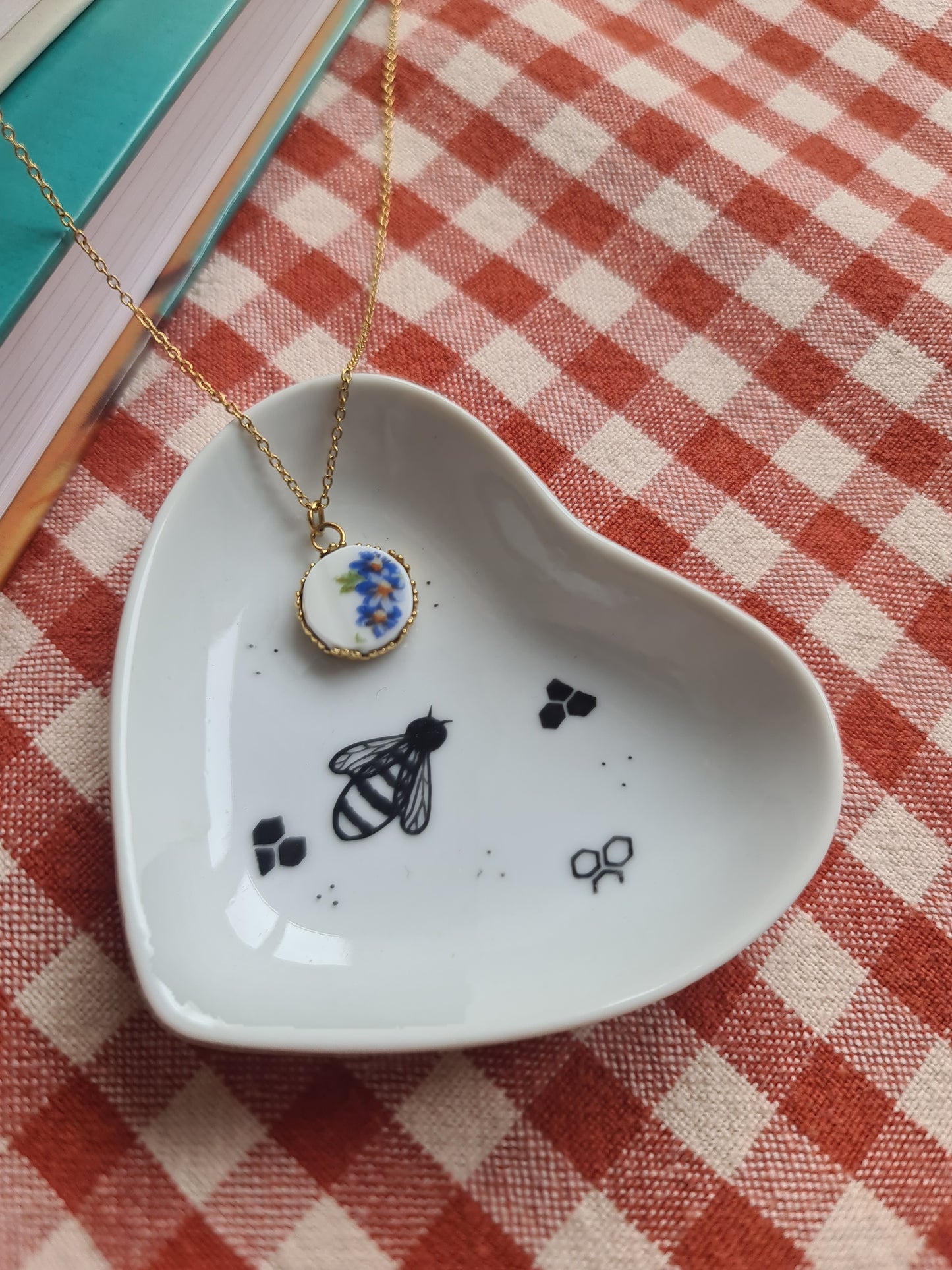Coupelle cœur en porcelaine - décor Abeille peint à la main