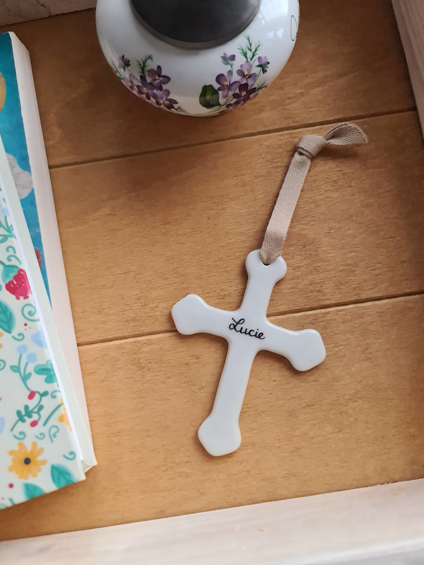 Croix en porcelaine - Grand modèle - décor Prénom Lucie peint à la main