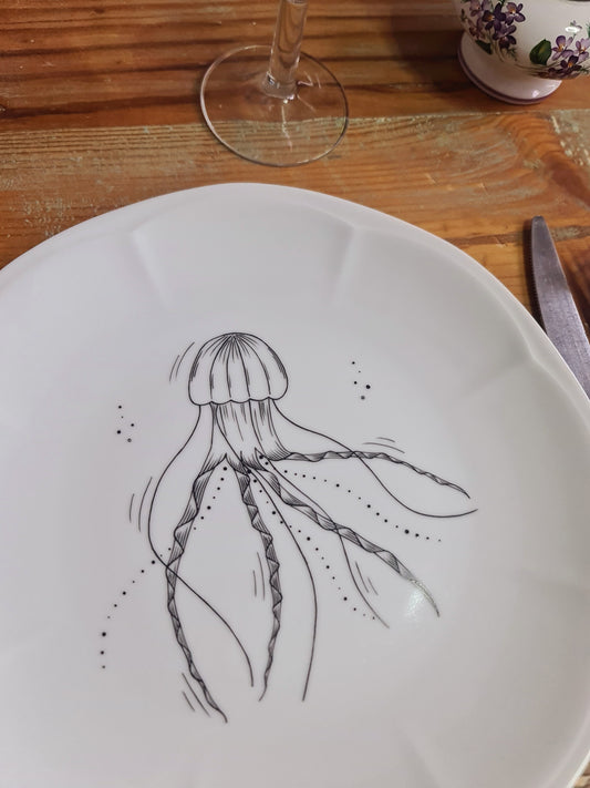 Assiette en porcelaine - décor méduse peint à la main