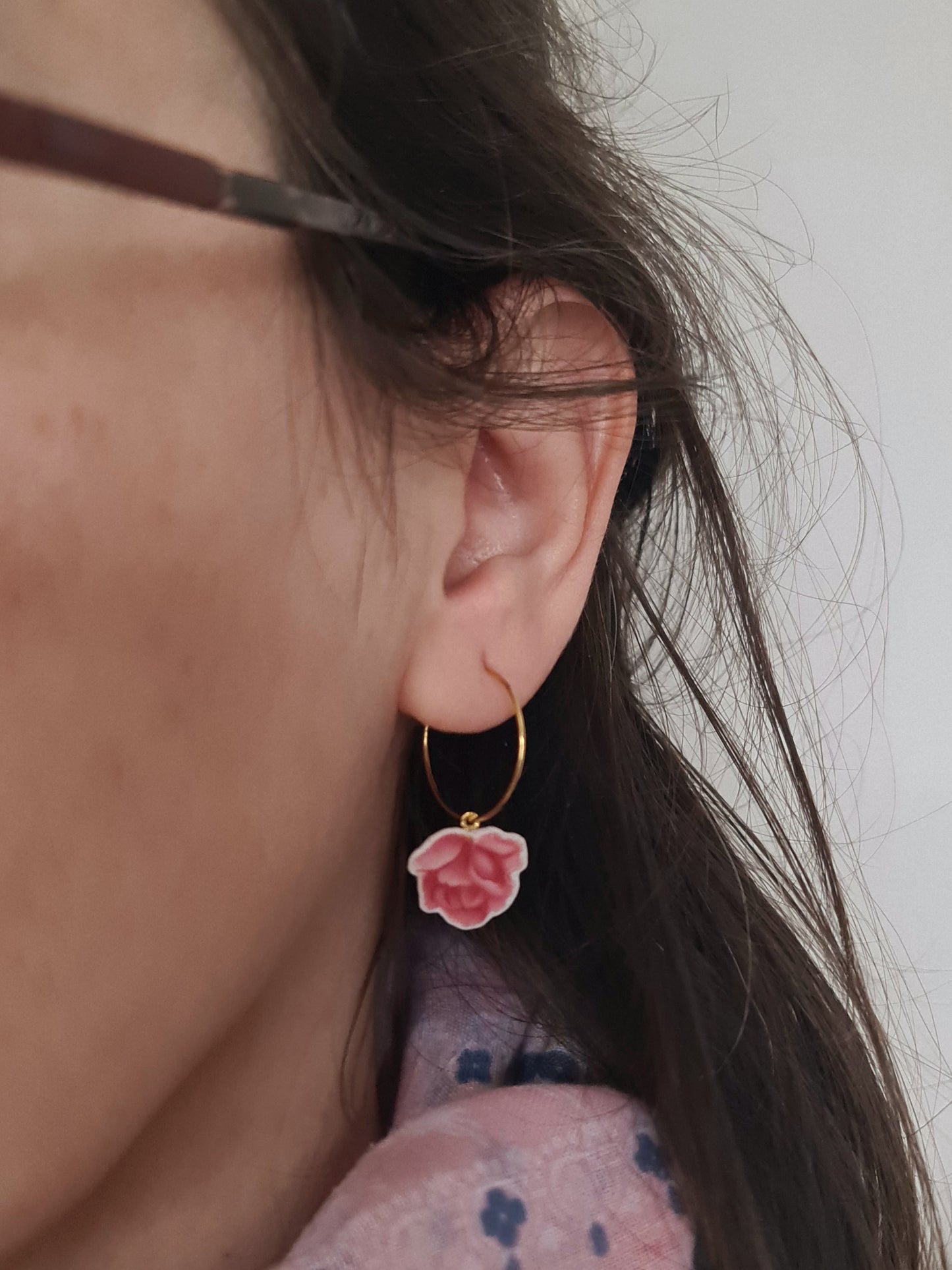 Boucles d'oreilles créoles en acier inoxydable doré - décorées avec un morceau de vaisselle surcyclé - Forme fleur - Grandes roses