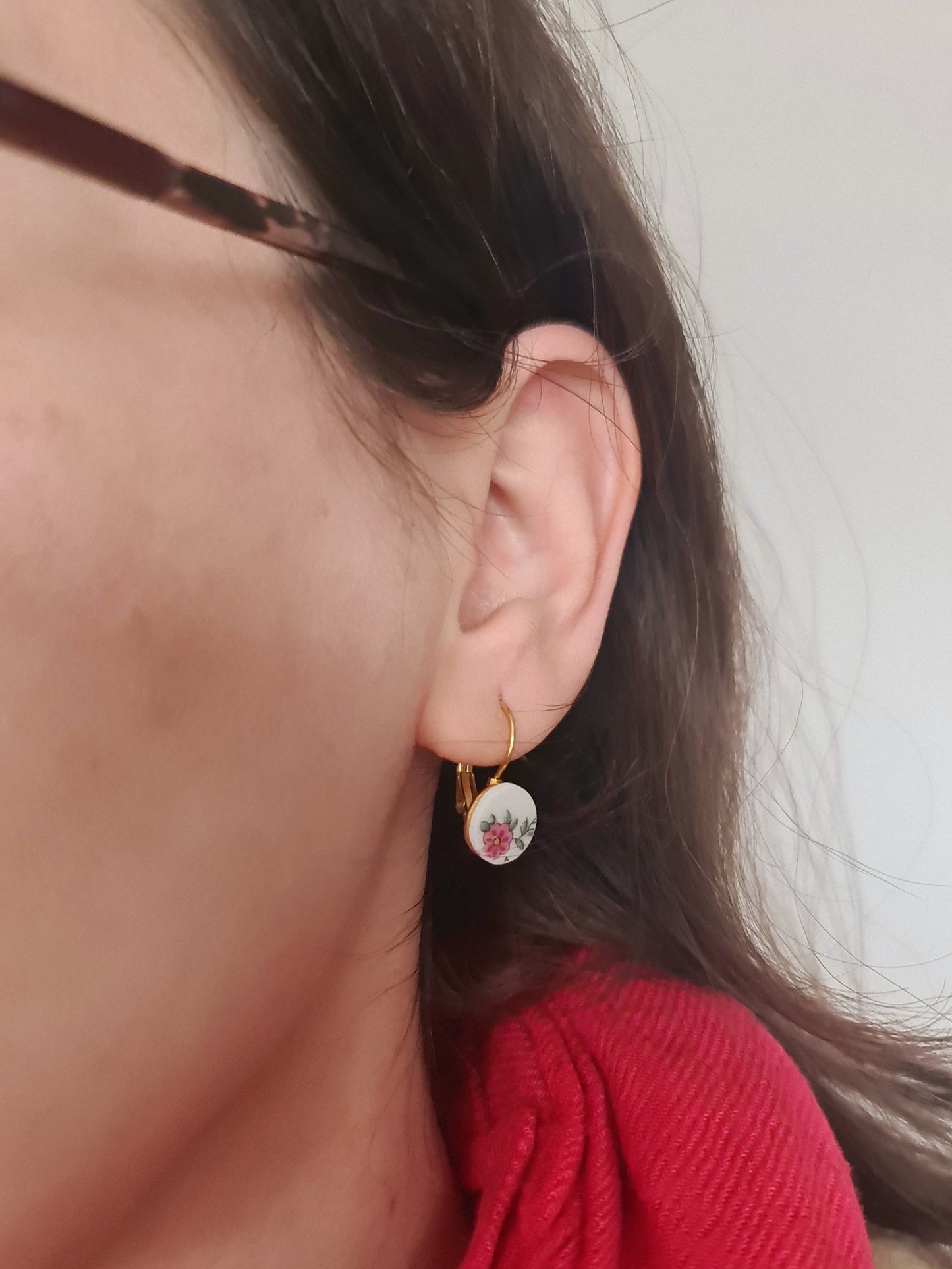 Boucles d'oreilles dormeuses en acier inoxydable doré - décorées avec un morceau de vaisselle surcyclé - Petites fleurs roses