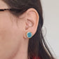 Boucles d'oreilles puce en laiton doré à l'or fin - décorées avec un morceau de vaisselle surcyclé - Fond turquoise