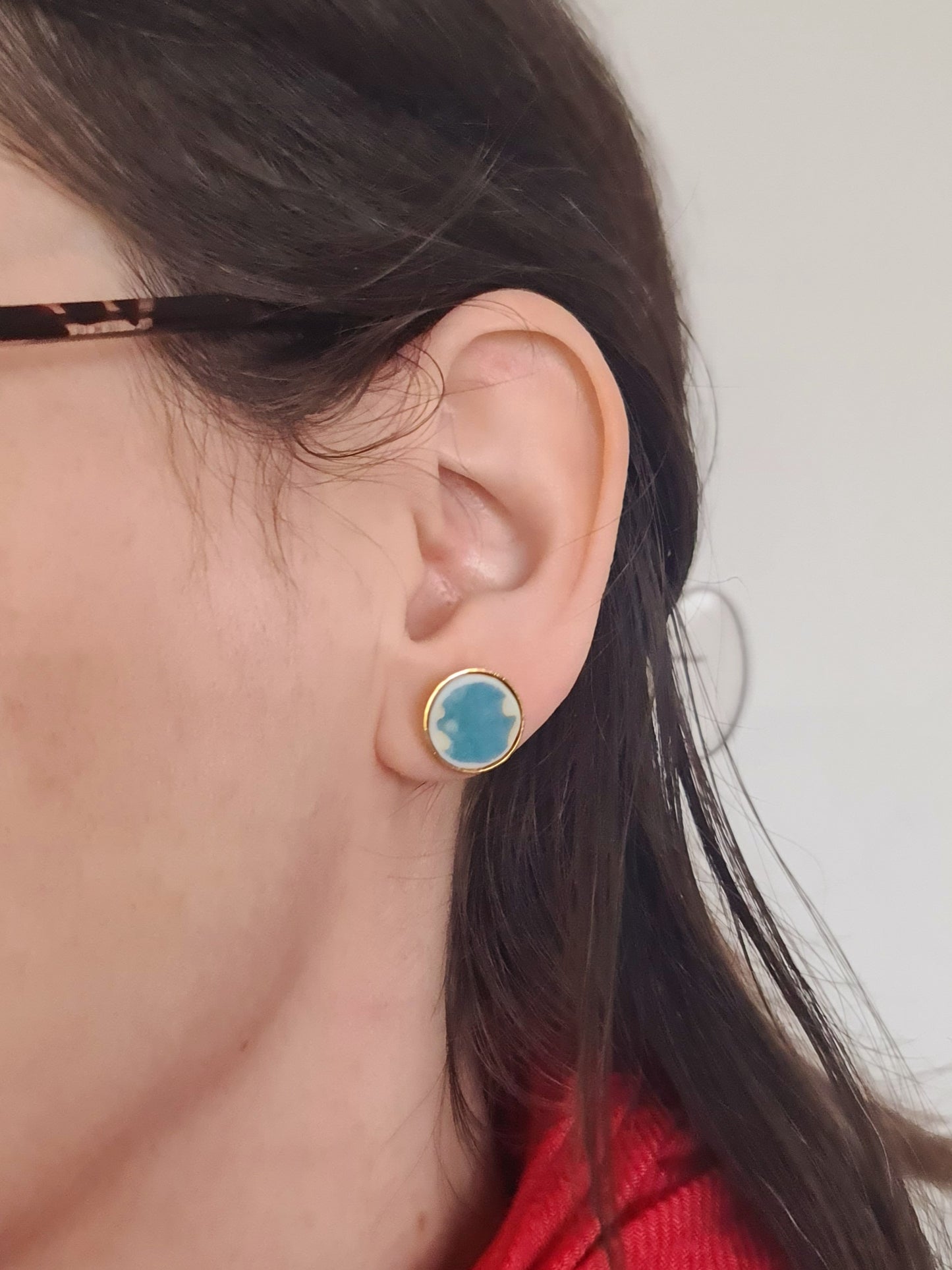 Boucles d'oreilles puce en laiton doré à l'or fin - décorées avec un morceau de vaisselle surcyclé - Fond turquoise