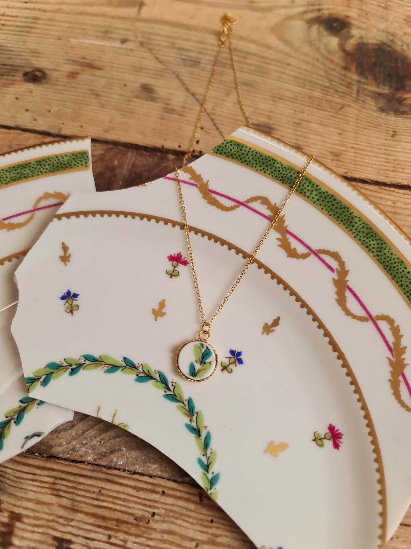 Collier rond couronne en acier inoxydable doré - décoré avec un morceau de vaisselle - feuillage vert & turquoise