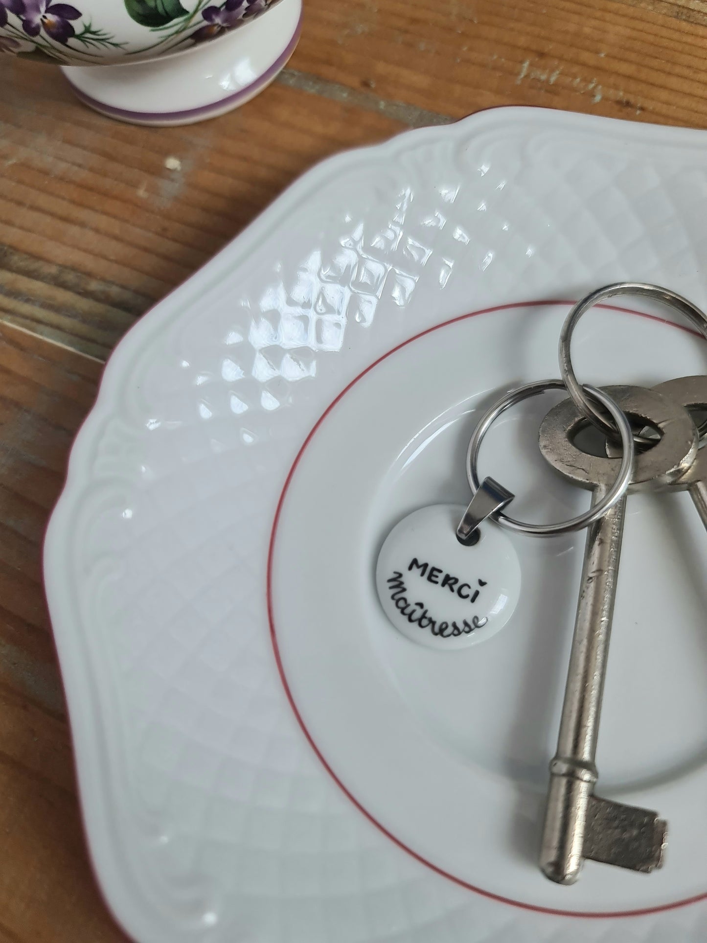 Porte-clés bélière - décor Merci Maîtresse peint à la main