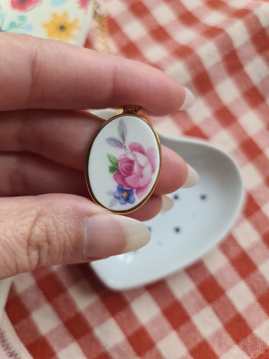 Collier ovale en acier inoxydable doré - décoré avec un morceau de vaisselle surcyclé - Fleur rose et bleu