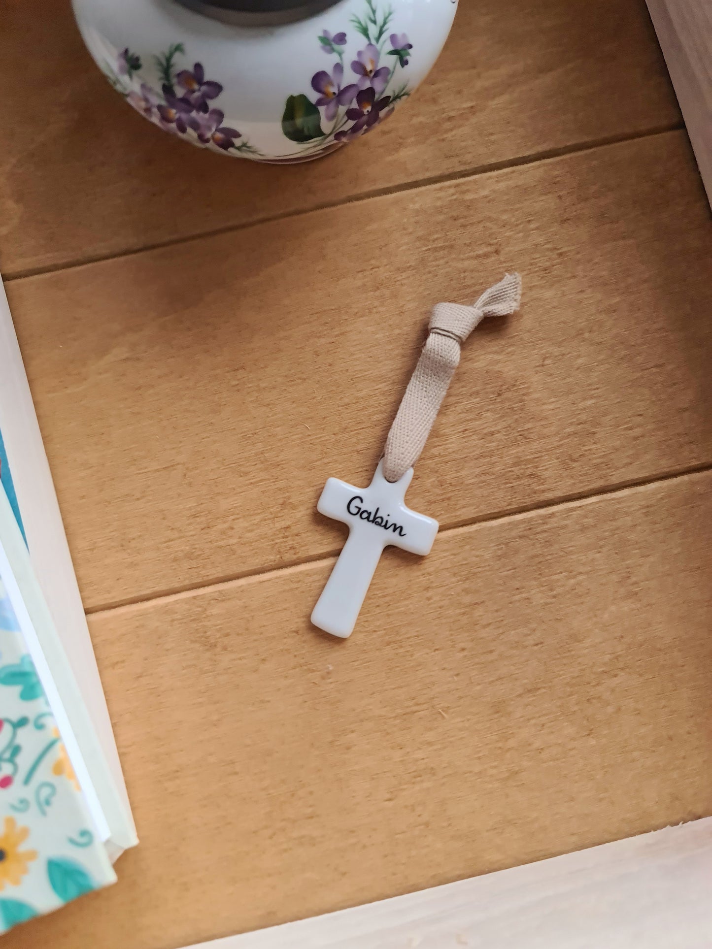 Croix en porcelaine - Petit modèle - décor Prénom Gabin peint à la main