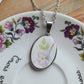 Collier ovale en acier inoxydable - décoré avec un morceau de vaisselle surcyclé - Fleurs blanche et rose