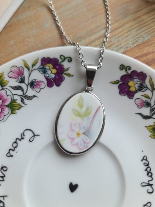 Collier ovale en acier inoxydable - décoré avec un morceau de vaisselle surcyclé - Fleurs blanche et rose