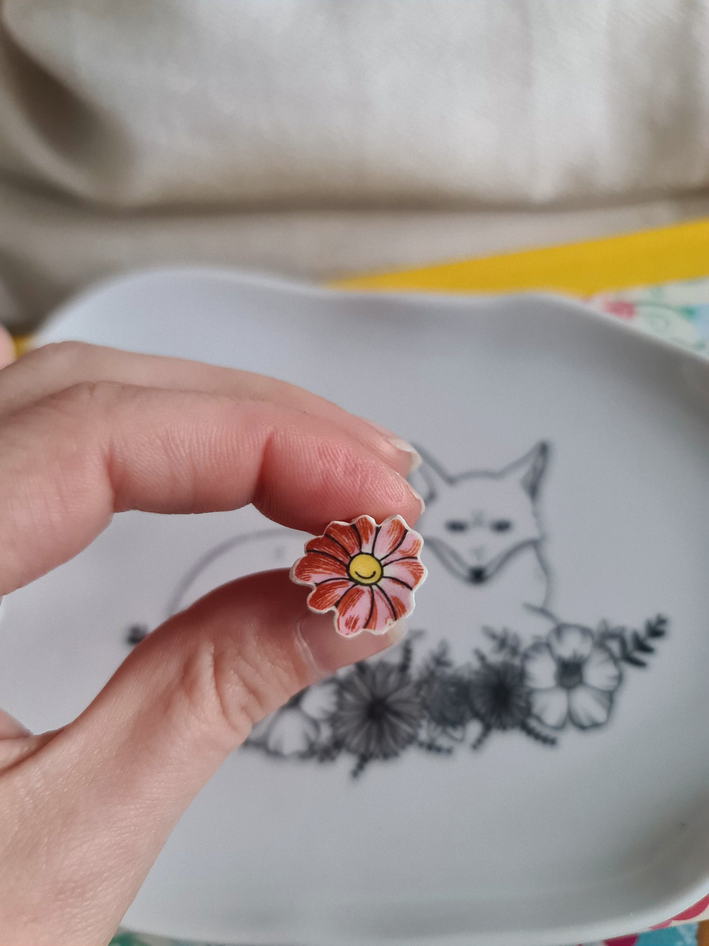 Pin's en Laiton Doré à l'Or Fin - décoré à partir de vaisselle - Forme fleur - Fleur rouge