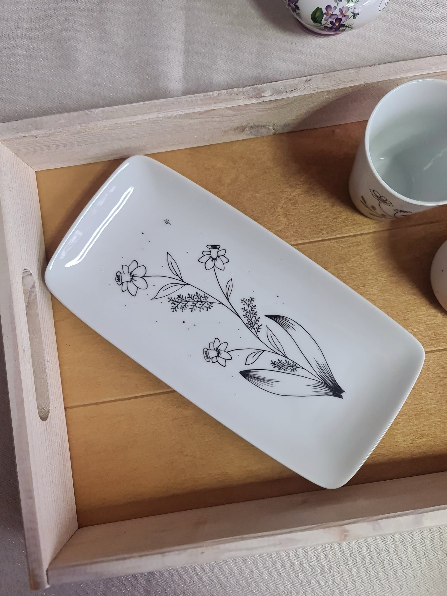 Plat mini cake en porcelaine - décor jonquilles peints à la main