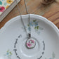 Collier rond en acier inoxydable - décoré avec un morceau de vaisselle surcyclé - Fleurs roses