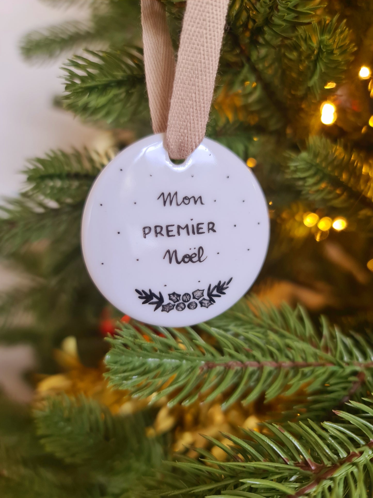 Médaillon rond en porcelaine - décor Houx et sapin Mon premier Noël peint à la main