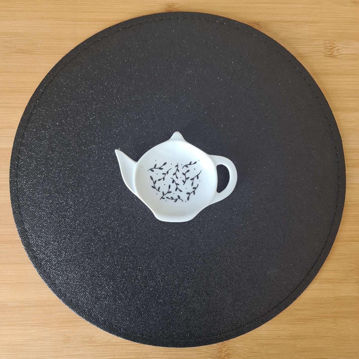 Repose sachet de thé en porcelaine - décor Feuillage noir points peint à la main